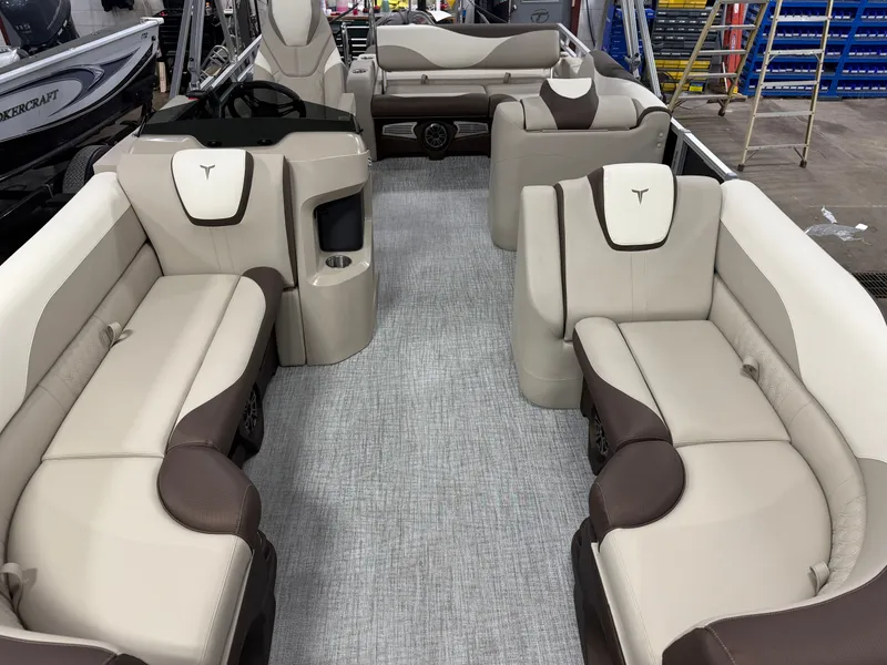 Slide: The Image of Tahoe LTZ 2385 Swingback (VRB) & Honda 4-Stroke EFI 2026 - 6