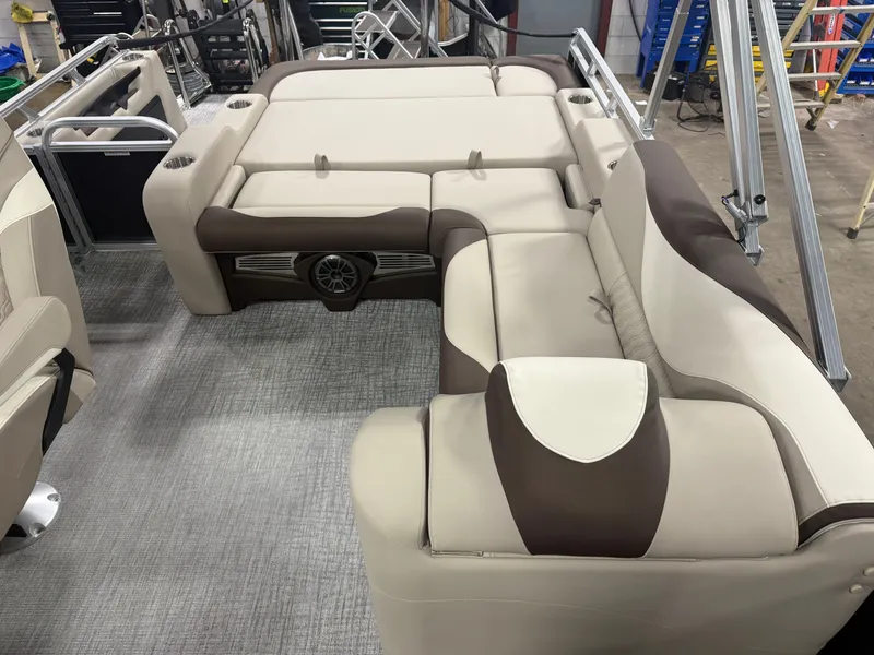 Slide: The Image of Tahoe LTZ 2385 VRB Swingback & Honda 4-Stroke EFI 2026 - 18