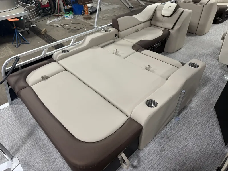 Slide: The Image of Tahoe LTZ 2385 VRB Swingback & Honda 4-Stroke EFI 2026 - 19