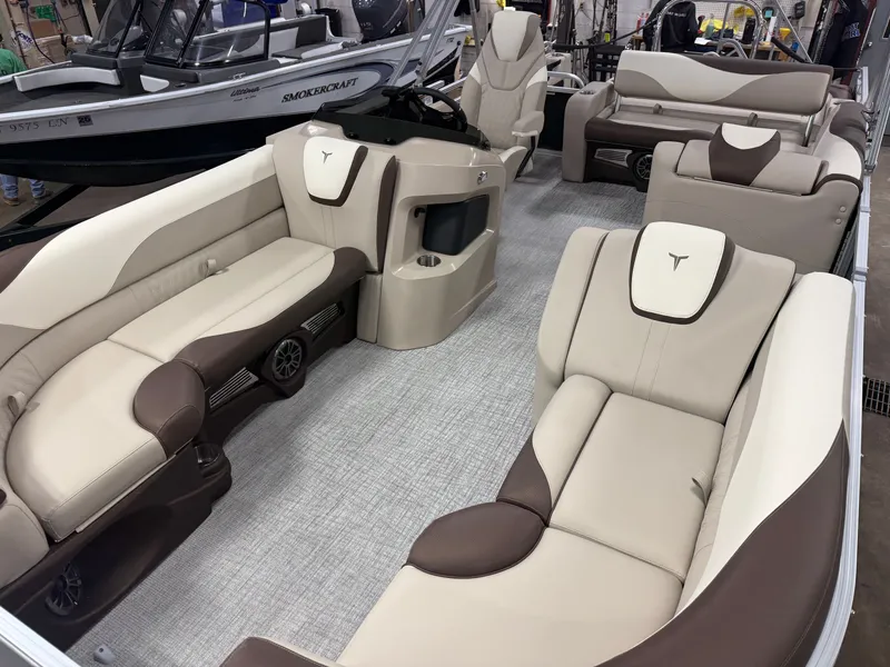 Slide: The Image of Tahoe LTZ 2385 VRB Swingback & Honda 4-Stroke EFI 2026 - 32