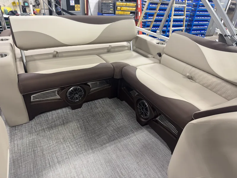 Slide: The Image of Tahoe LTZ 2385 VRB Swingback & Honda 4-Stroke EFI 2026 - 34