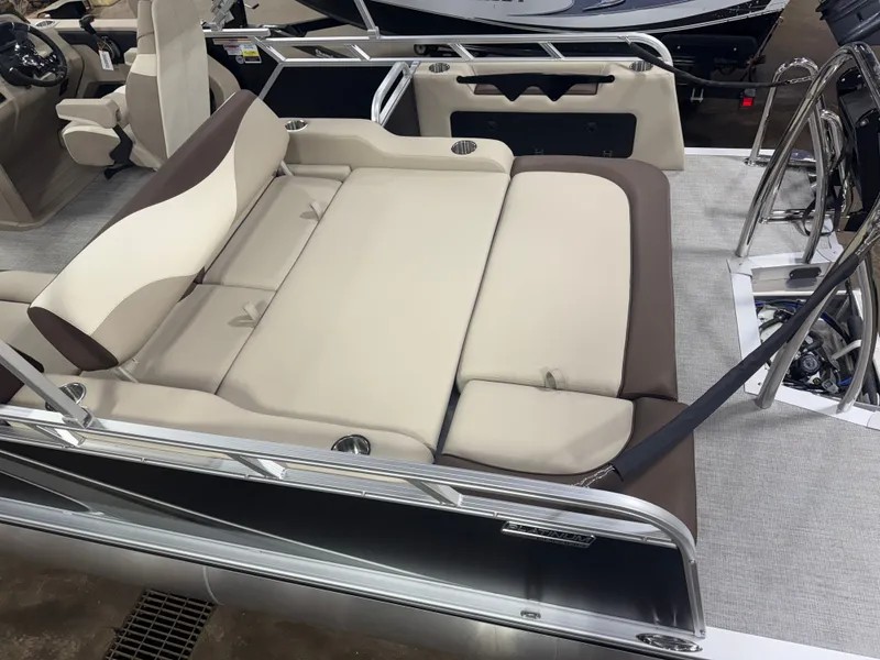 Slide: The Image of Tahoe LTZ 2385 VRB Swingback & Honda 4-Stroke EFI 2026 - 4