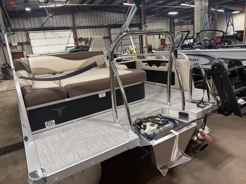 Slide: The Image of Tahoe LTZ 2385 VRB Swingback & Honda 4-Stroke EFI 2026 - 48