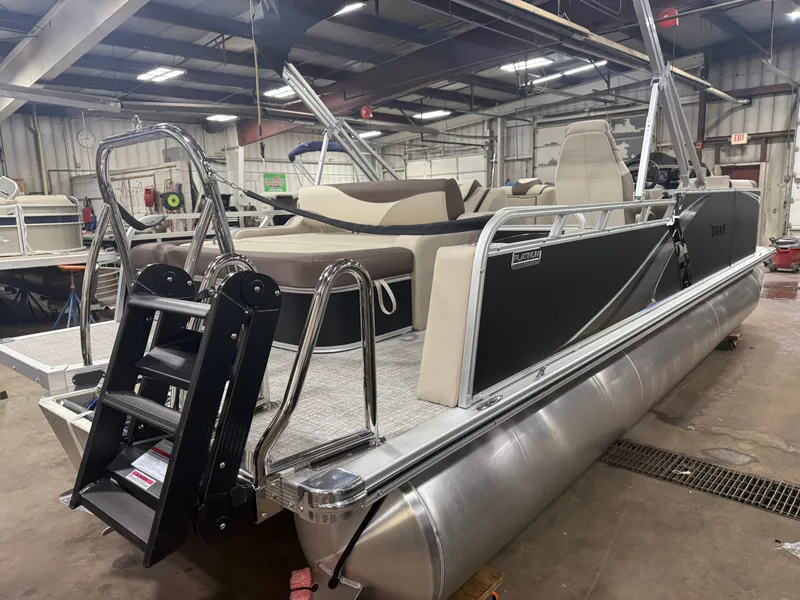 Slide: The Image of Tahoe LTZ 2385 VRB Swingback & Honda 4-Stroke EFI 2026 - 49