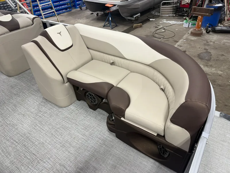 Slide: The Image of Tahoe LTZ 2385 VRB Swingback & Honda 4-Stroke EFI 2026 - 8