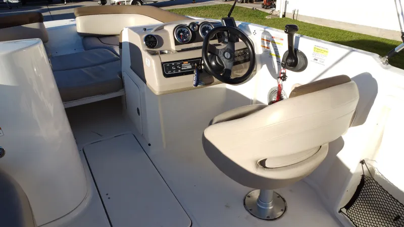 Slide: The Image of Bayliner 210 DB 2015 - 25