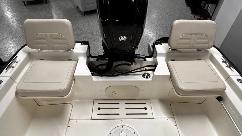 Slide: The Image of Boston Whaler 170 Montauk 2024 - 8