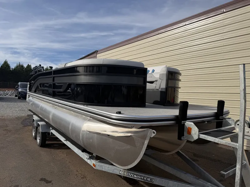 Slide: The Image of Lowe SS230 DV 2026 - 2