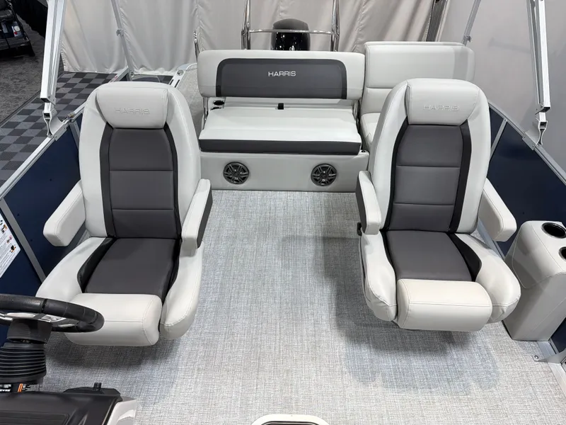 Slide: The Image of Harris Cruiser 230 2025 - 11