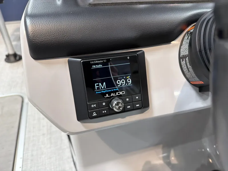 Slide: The Image of Harris Cruiser 230 2025 - 17