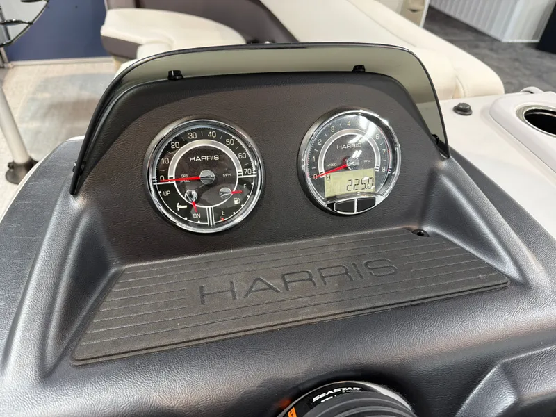 Slide: The Image of Harris Cruiser 230 2025 - 18