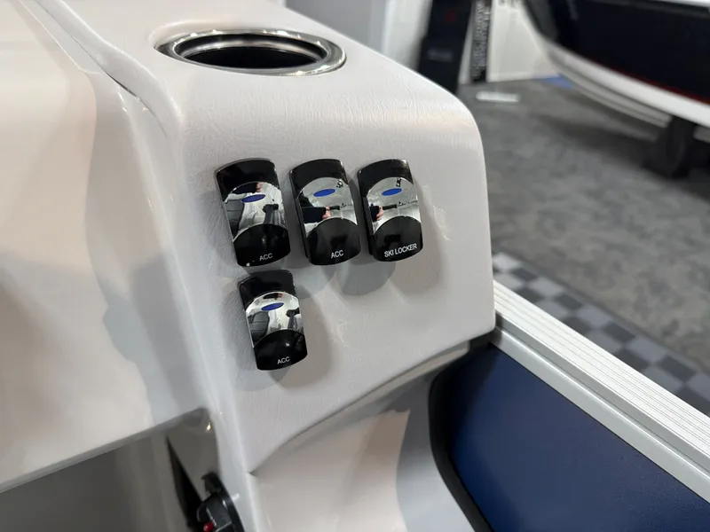 Slide: The Image of Harris Cruiser 230 2025 - 20