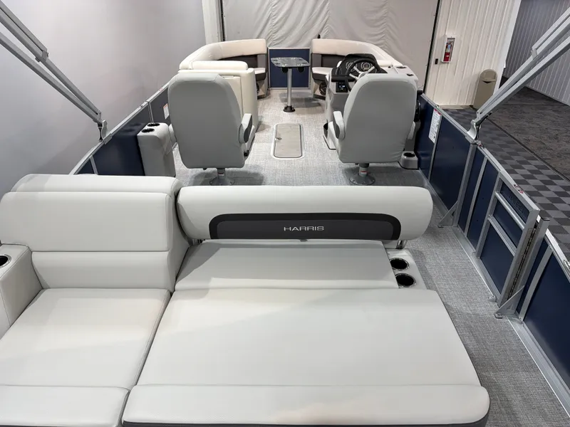 Slide: The Image of Harris Cruiser 230 2025 - 6