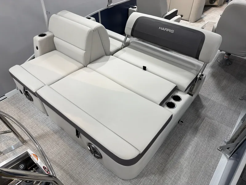 Slide: The Image of Harris Cruiser 230 2025 - 7