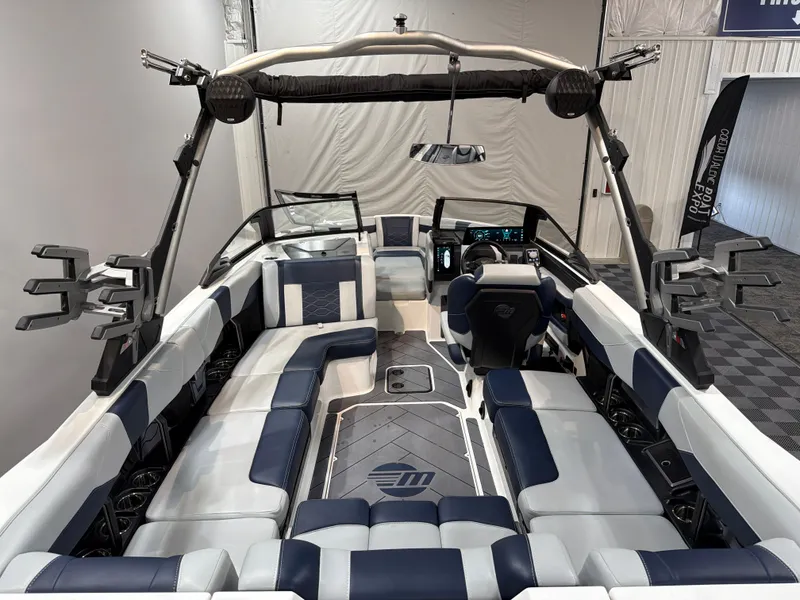 Slide: The Image of Malibu Wakesetter 23 LSV 2025 - 11