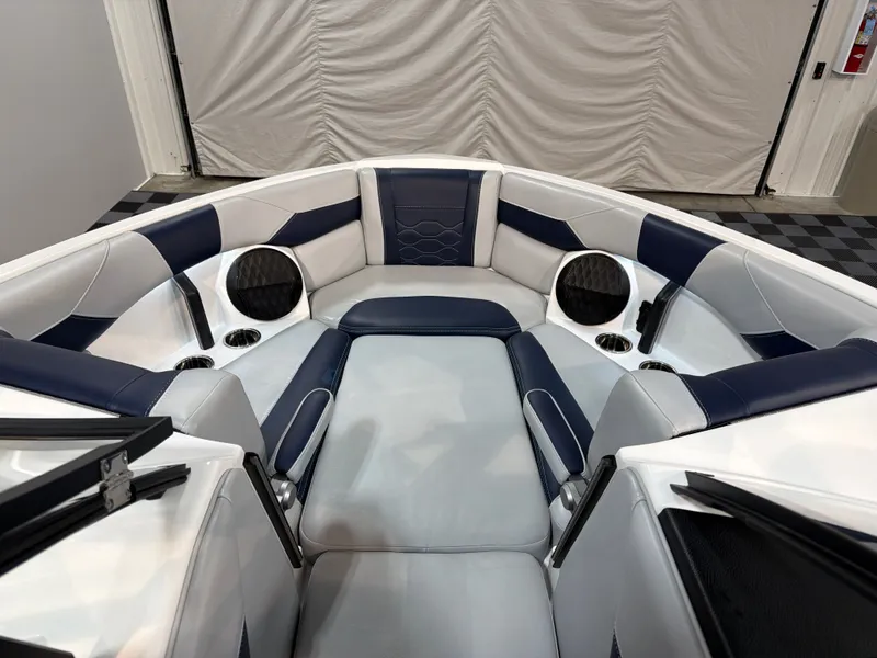 Slide: The Image of Malibu Wakesetter 23 LSV 2025 - 12