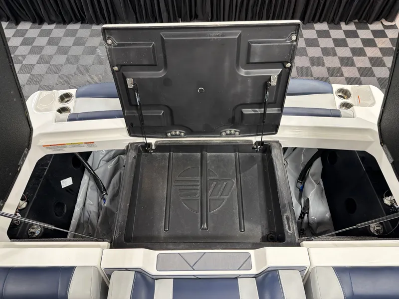 Slide: The Image of Malibu Wakesetter 23 LSV 2025 - 25