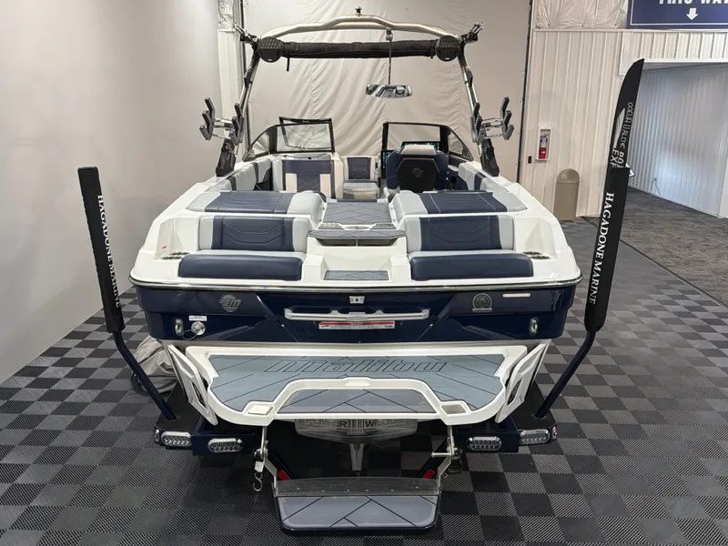 Slide: The Image of Malibu Wakesetter 23 LSV 2025 - 8