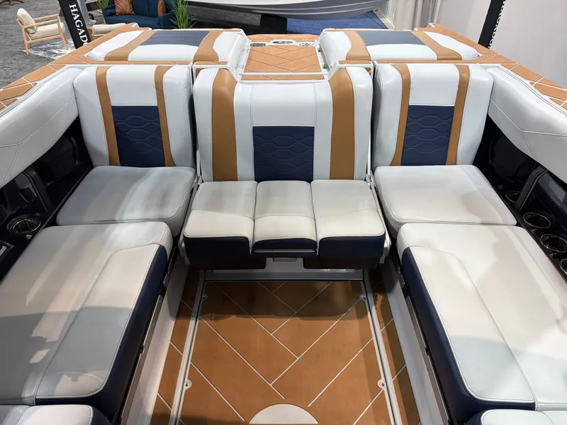 Slide: The Image of Malibu Wakesetter 23 LSV 2025 - 13