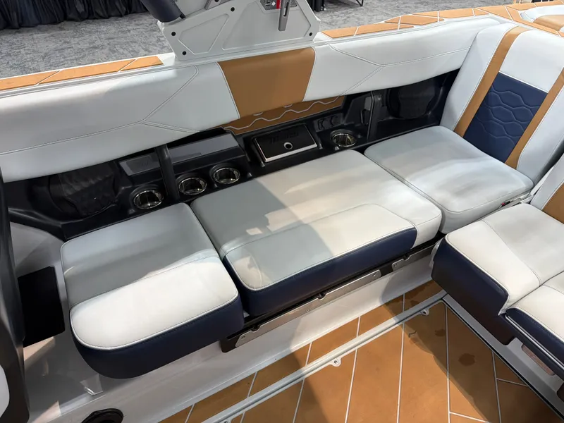 Slide: The Image of Malibu Wakesetter 23 LSV 2025 - 14