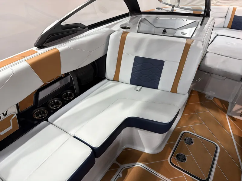 Slide: The Image of Malibu Wakesetter 23 LSV 2025 - 15