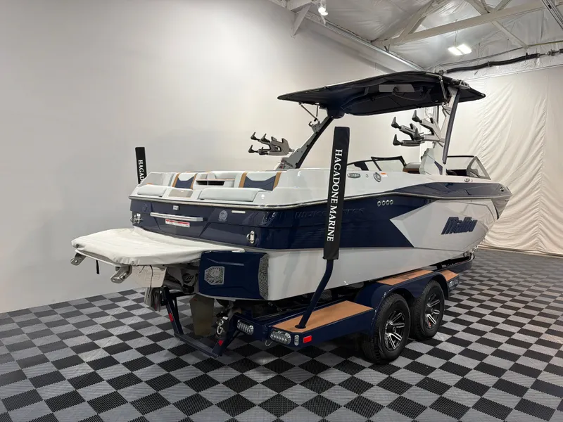 Slide: The Image of Malibu Wakesetter 23 LSV 2025 - 4