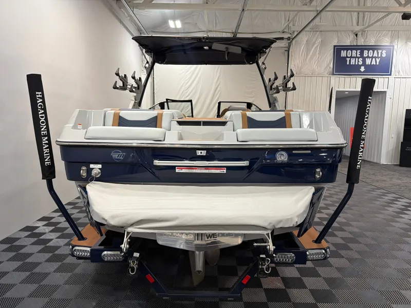 Slide: The Image of Malibu Wakesetter 23 LSV 2025 - 5