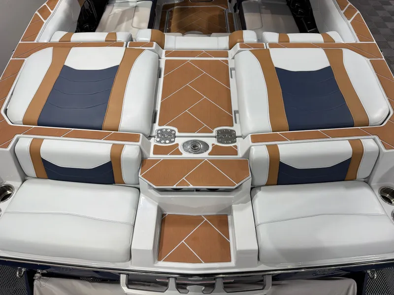 Slide: The Image of Malibu Wakesetter 23 LSV 2025 - 7