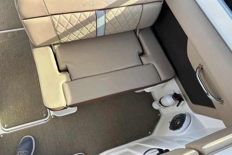 Slide: The Image of Sea Ray 270 Sundeck Outboard 2016 - 20