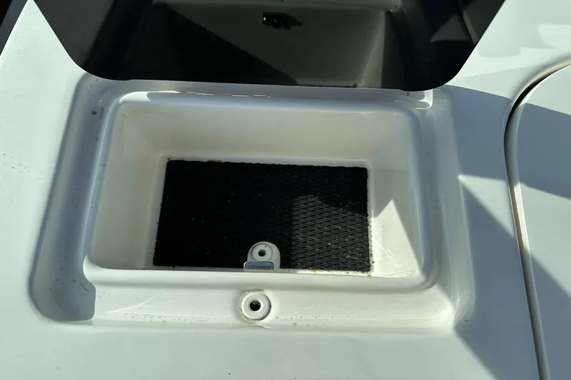 Slide: The Image of Sea Ray 270 Sundeck Outboard 2016 - 22