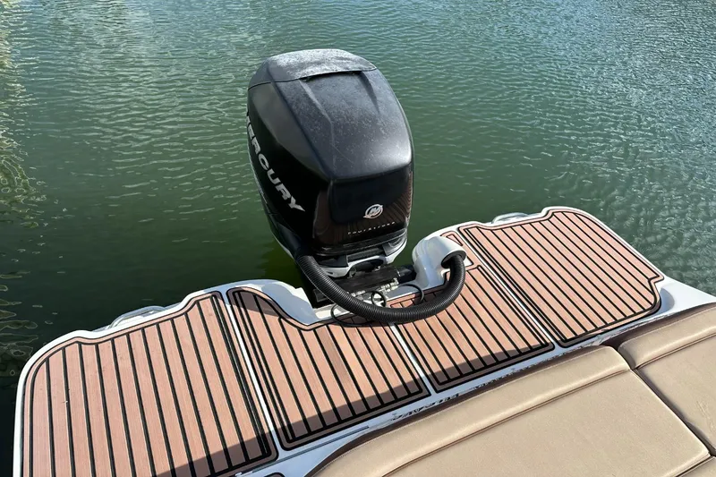 Slide: The Image of Sea Ray 270 Sundeck Outboard 2016 - 33