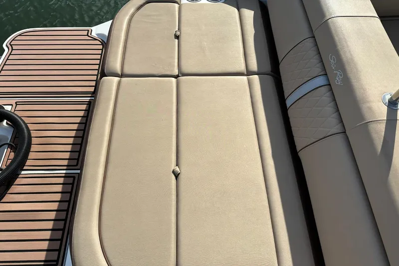 Slide: The Image of Sea Ray 270 Sundeck Outboard 2016 - 36