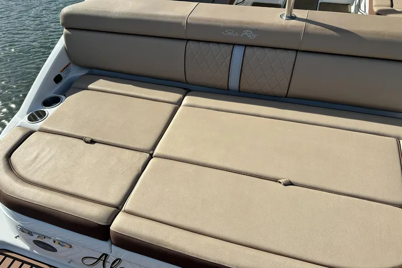 Slide: The Image of Sea Ray 270 Sundeck Outboard 2016 - 37