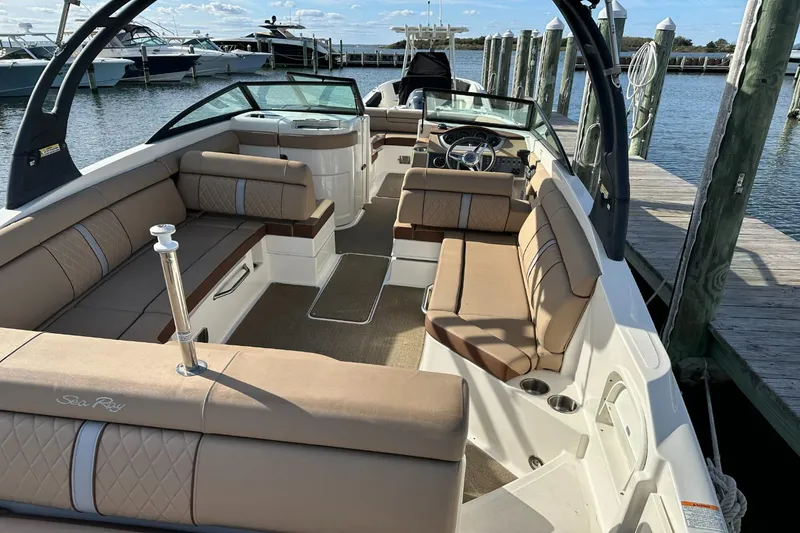 Slide: The Image of Sea Ray 270 Sundeck Outboard 2016 - 39