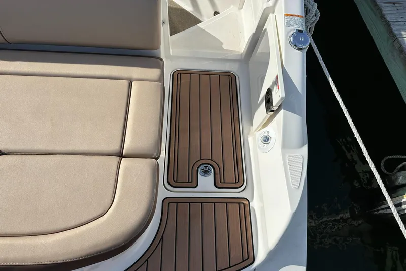 Slide: The Image of Sea Ray 270 Sundeck Outboard 2016 - 40