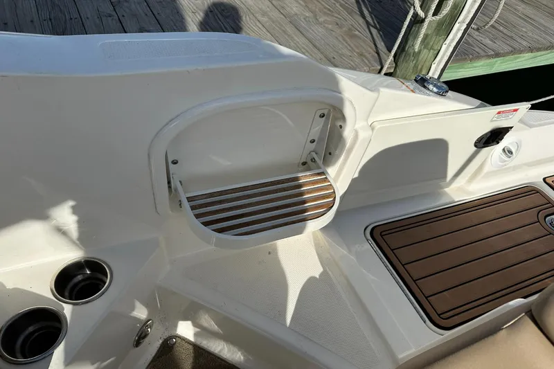 Slide: The Image of Sea Ray 270 Sundeck Outboard 2016 - 41