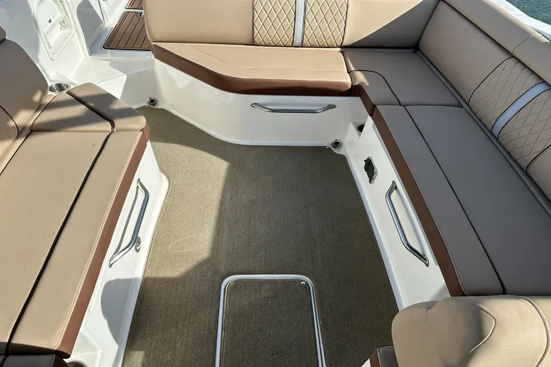 Slide: The Image of Sea Ray 270 Sundeck Outboard 2016 - 42