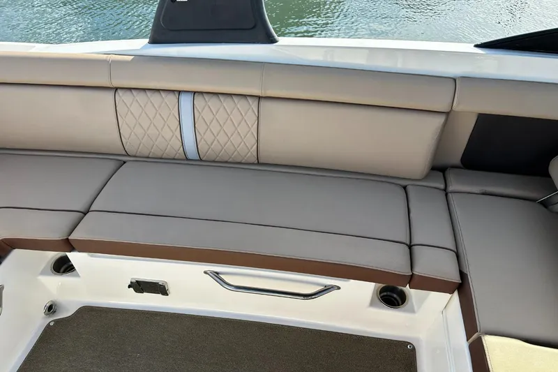 Slide: The Image of Sea Ray 270 Sundeck Outboard 2016 - 45
