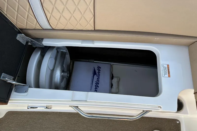 Slide: The Image of Sea Ray 270 Sundeck Outboard 2016 - 47