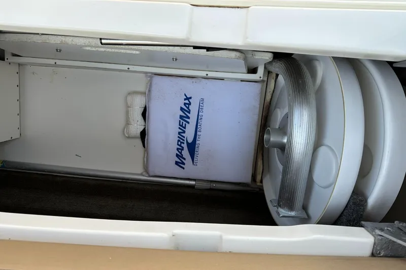 Slide: The Image of Sea Ray 270 Sundeck Outboard 2016 - 48