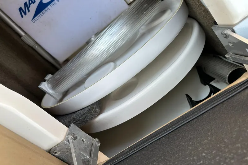 Slide: The Image of Sea Ray 270 Sundeck Outboard 2016 - 49