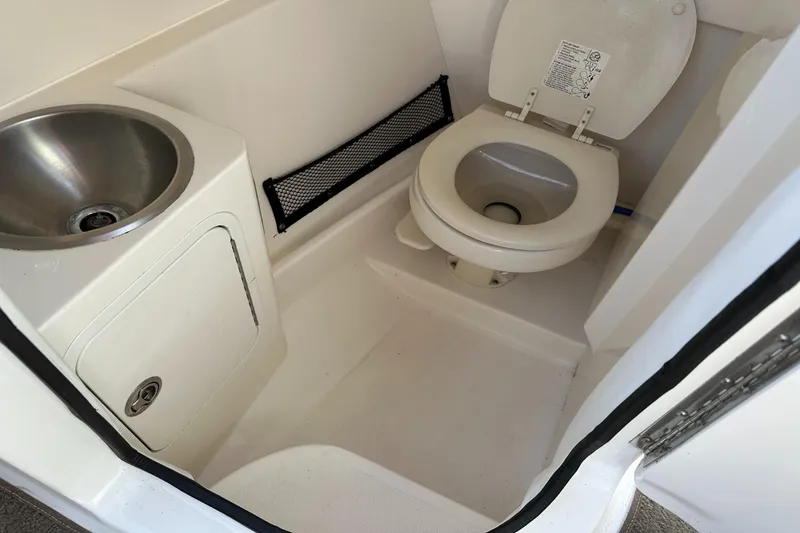 Slide: The Image of Sea Ray 270 Sundeck Outboard 2016 - 54