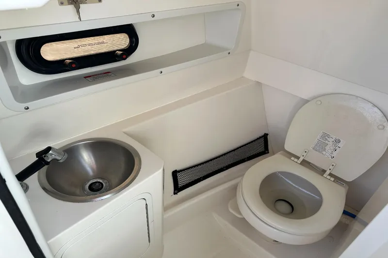 Slide: The Image of Sea Ray 270 Sundeck Outboard 2016 - 55