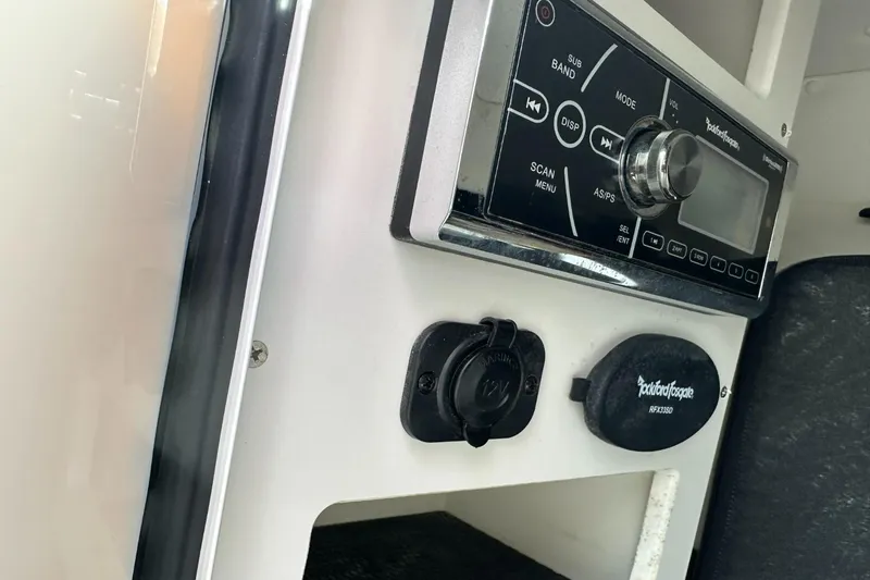 Slide: The Image of Sea Ray 270 Sundeck Outboard 2016 - 61