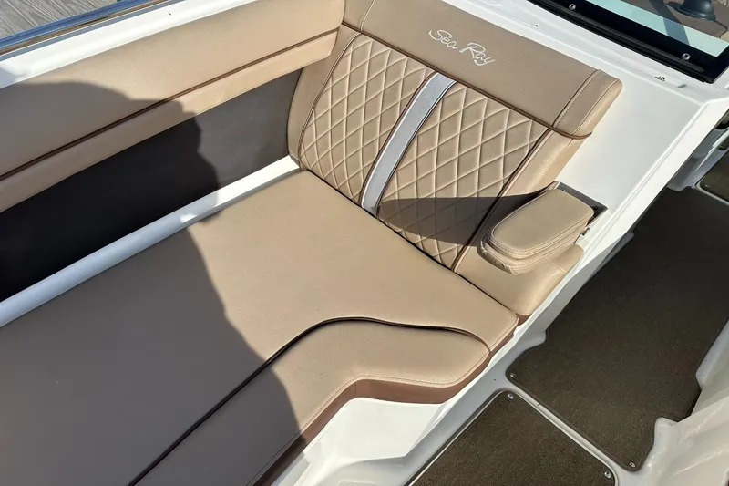 Slide: The Image of Sea Ray 270 Sundeck Outboard 2016 - 65