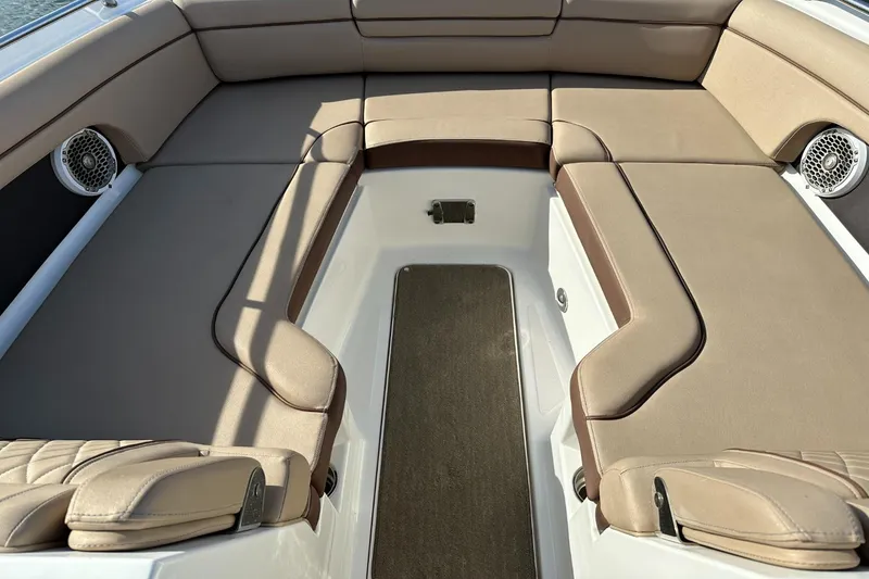 Slide: The Image of Sea Ray 270 Sundeck Outboard 2016 - 67