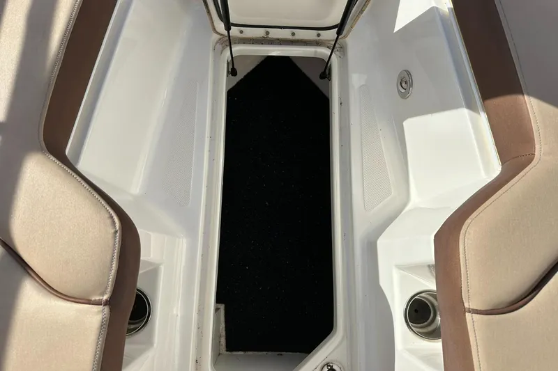 Slide: The Image of Sea Ray 270 Sundeck Outboard 2016 - 68