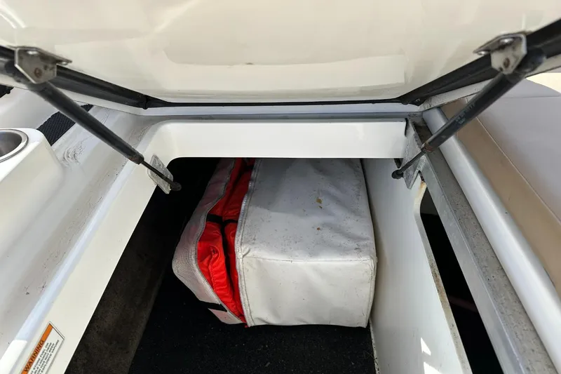 Slide: The Image of Sea Ray 270 Sundeck Outboard 2016 - 71