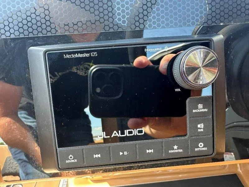 Slide: The Image of JL Audio MediaMaster 105 in Harris Solstice 230 SL 2026. - 17