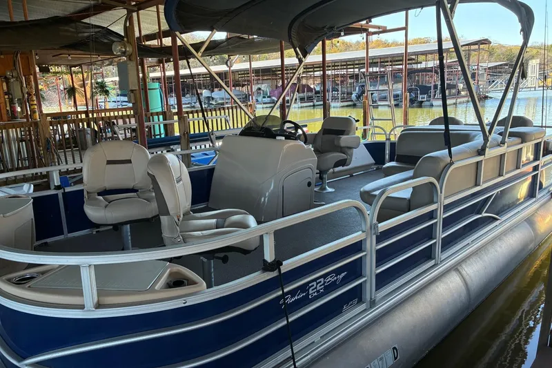The Image of 2017 Sun Tracker Fishin' Barge 22 DLX pontoon boat docked at marina. - 0